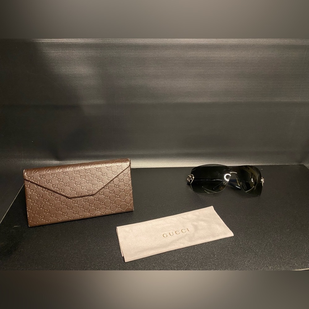 Gucci GG Heart Logo Sunglasses

Case and Lens Cloth Included